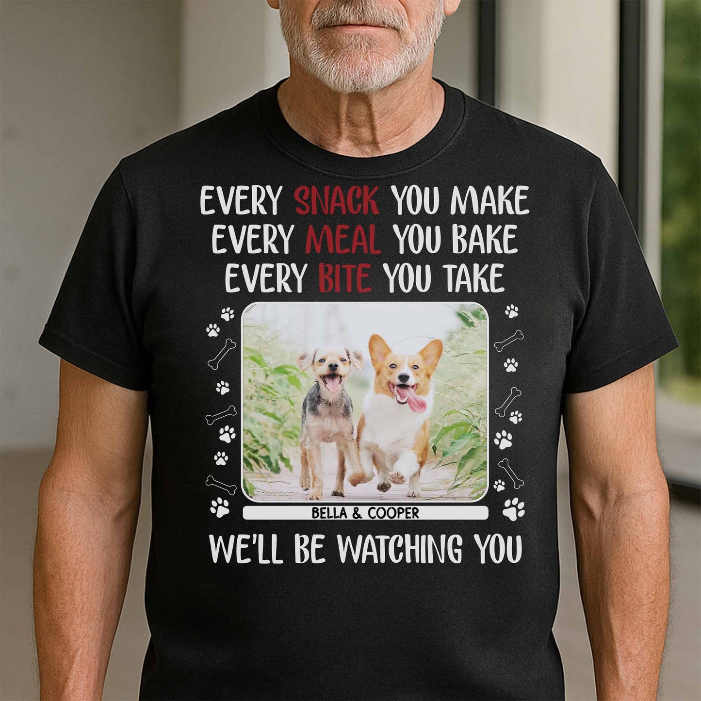 Chaque collation que vous préparez, des chiens qui vous observent, des empreintes de pattes - T-shirt unisexe personnalisé, sweat à capuche - PET110_BBAS