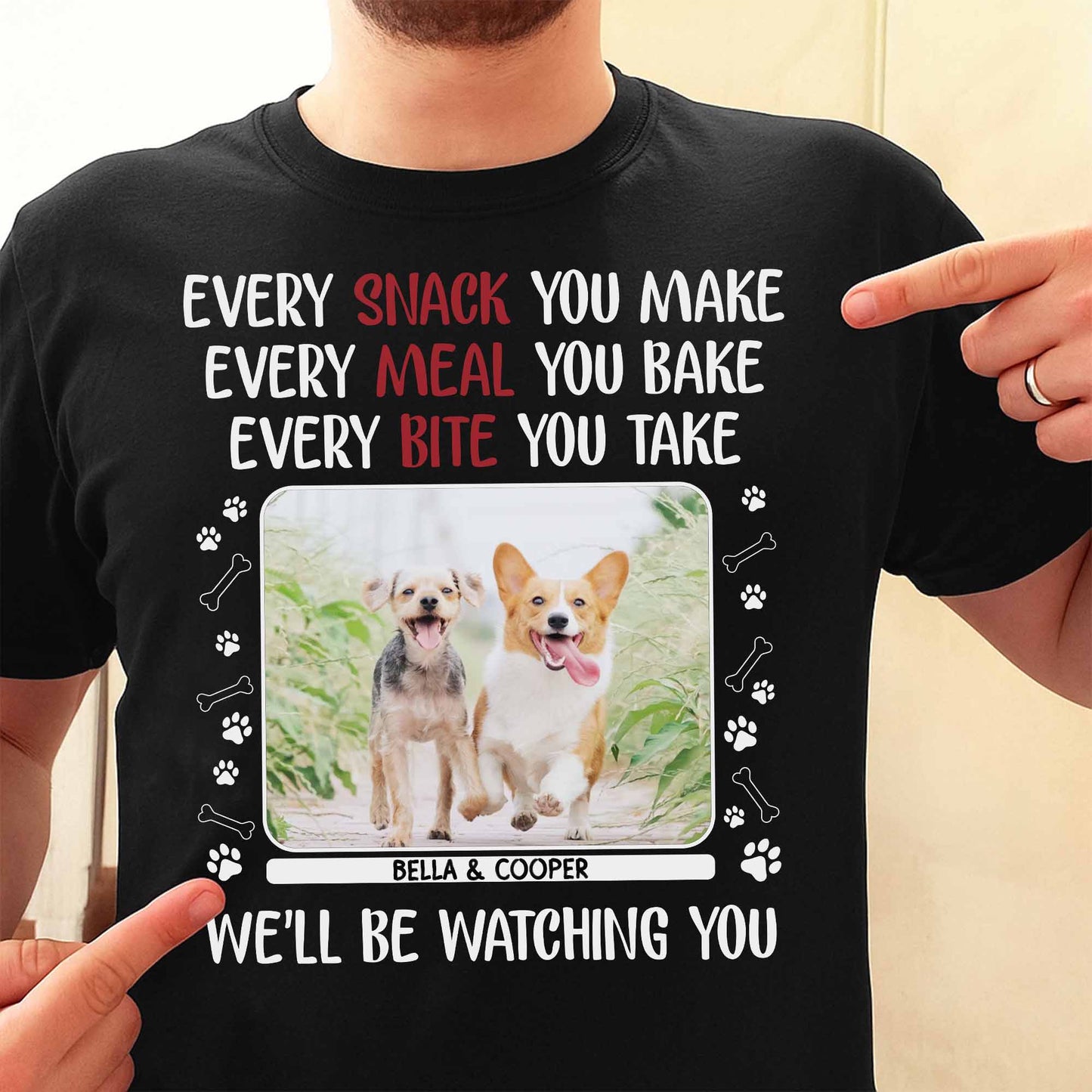 Chaque collation que vous préparez, des chiens qui vous observent, des empreintes de pattes - T-shirt unisexe personnalisé, sweat à capuche - PET110_BBAS