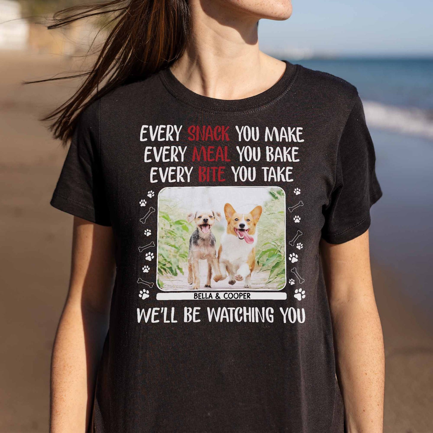 Chaque collation que vous préparez, des chiens qui vous observent, des empreintes de pattes - T-shirt unisexe personnalisé, sweat à capuche - PET110_BBAS