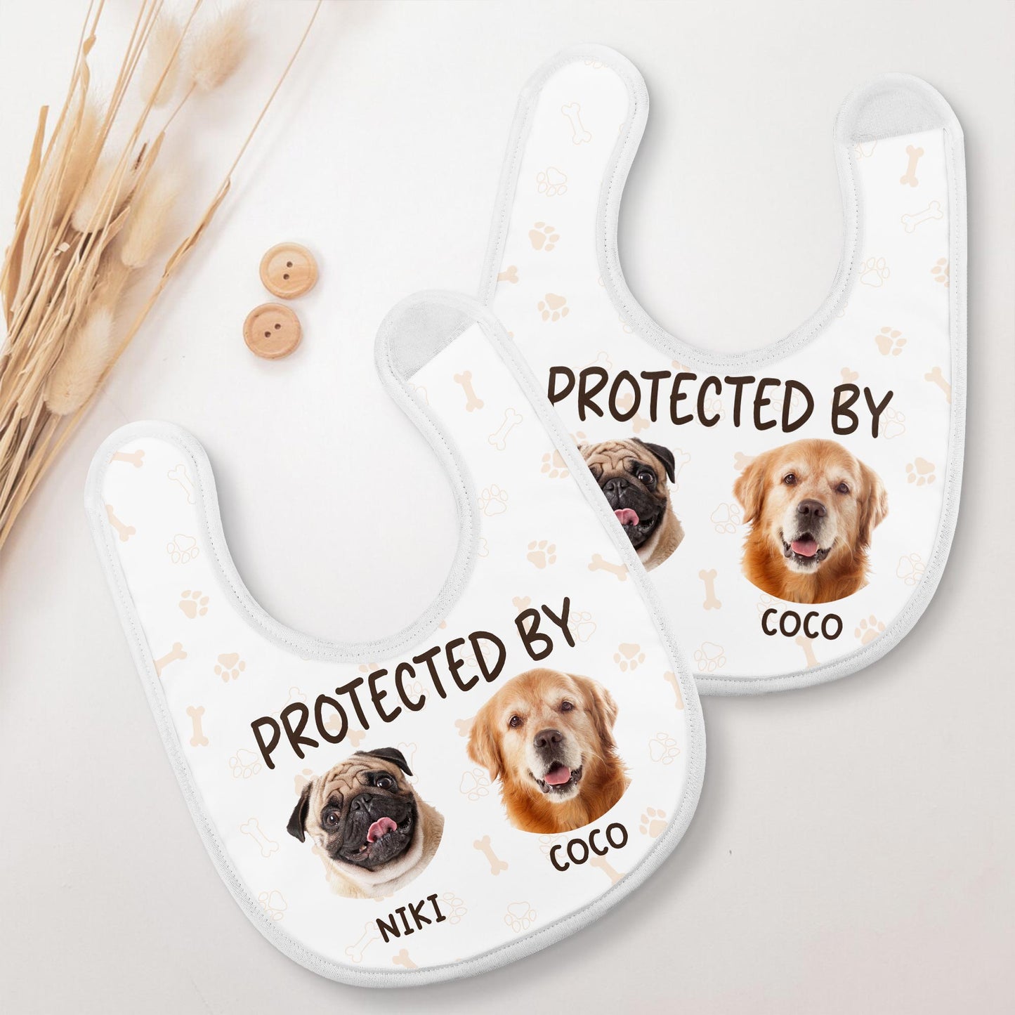 Protégé par Niki et Coco, chiens et empreintes de pattes - Bavoir bébé personnalisé - PET112_BBB