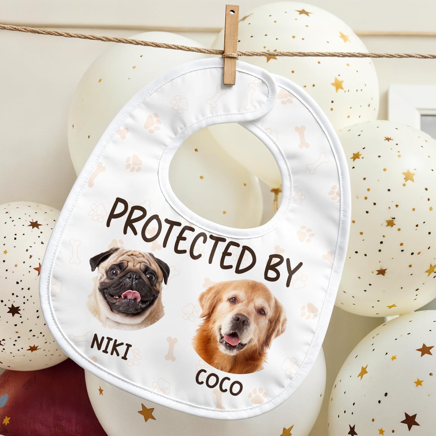 Protégé par Niki et Coco, chiens et empreintes de pattes - Bavoir bébé personnalisé - PET112_BBB