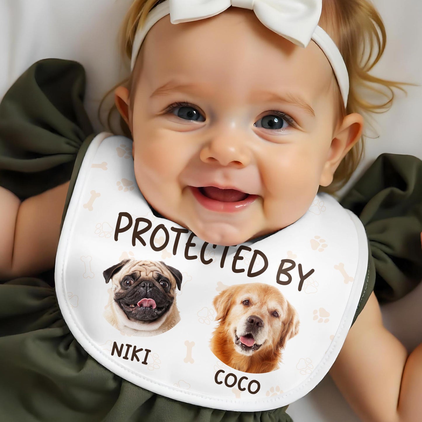 Protégé par Niki et Coco, chiens et empreintes de pattes - Bavoir bébé personnalisé - PET112_BBB