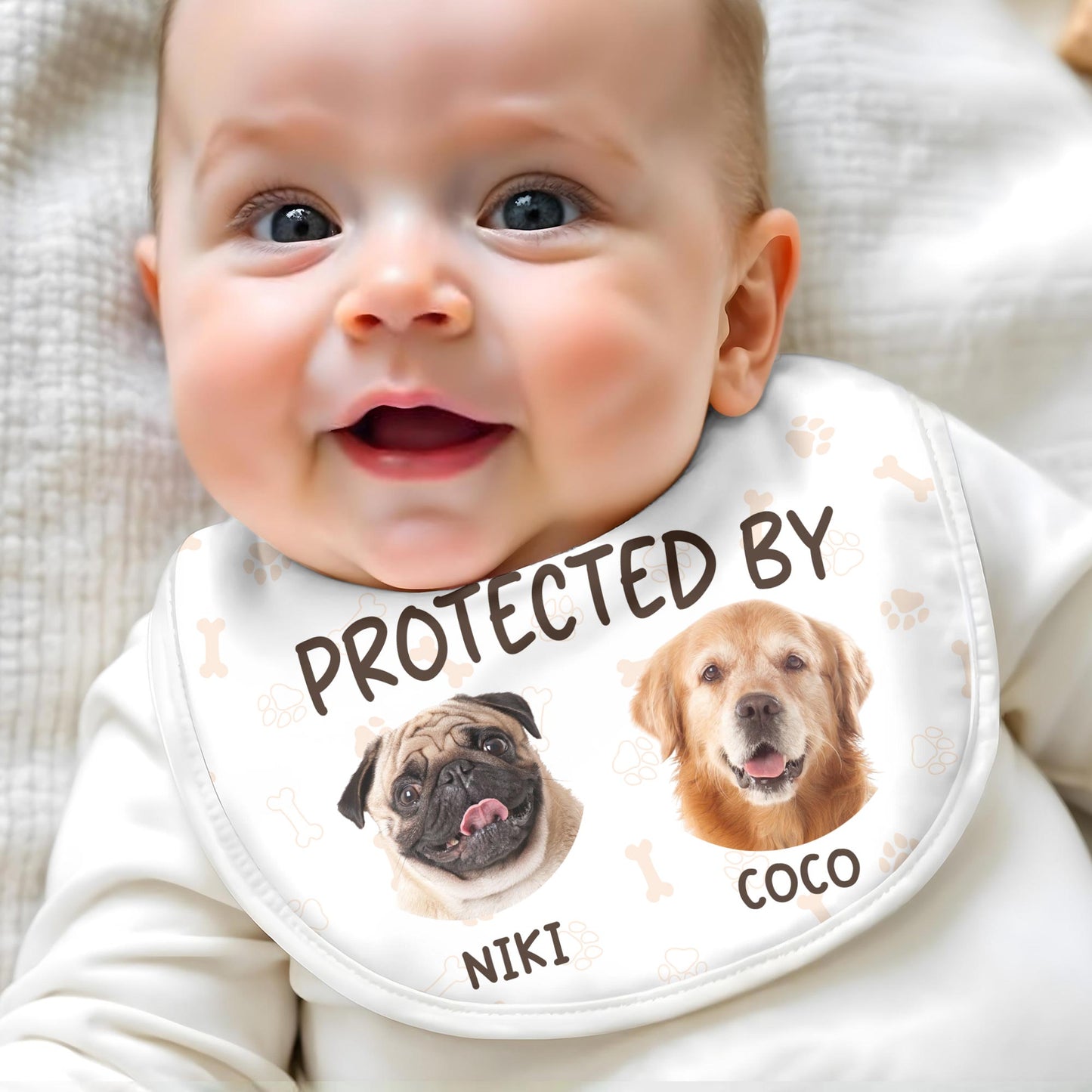 Protégé par Niki et Coco, chiens et empreintes de pattes - Bavoir bébé personnalisé - PET112_BBB