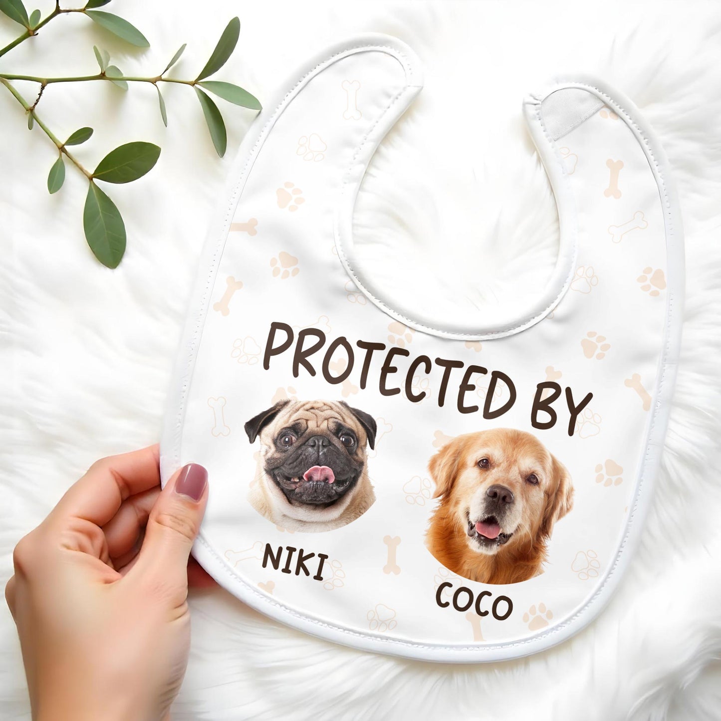 Protégé par Niki et Coco, chiens et empreintes de pattes - Bavoir bébé personnalisé - PET112_BBB