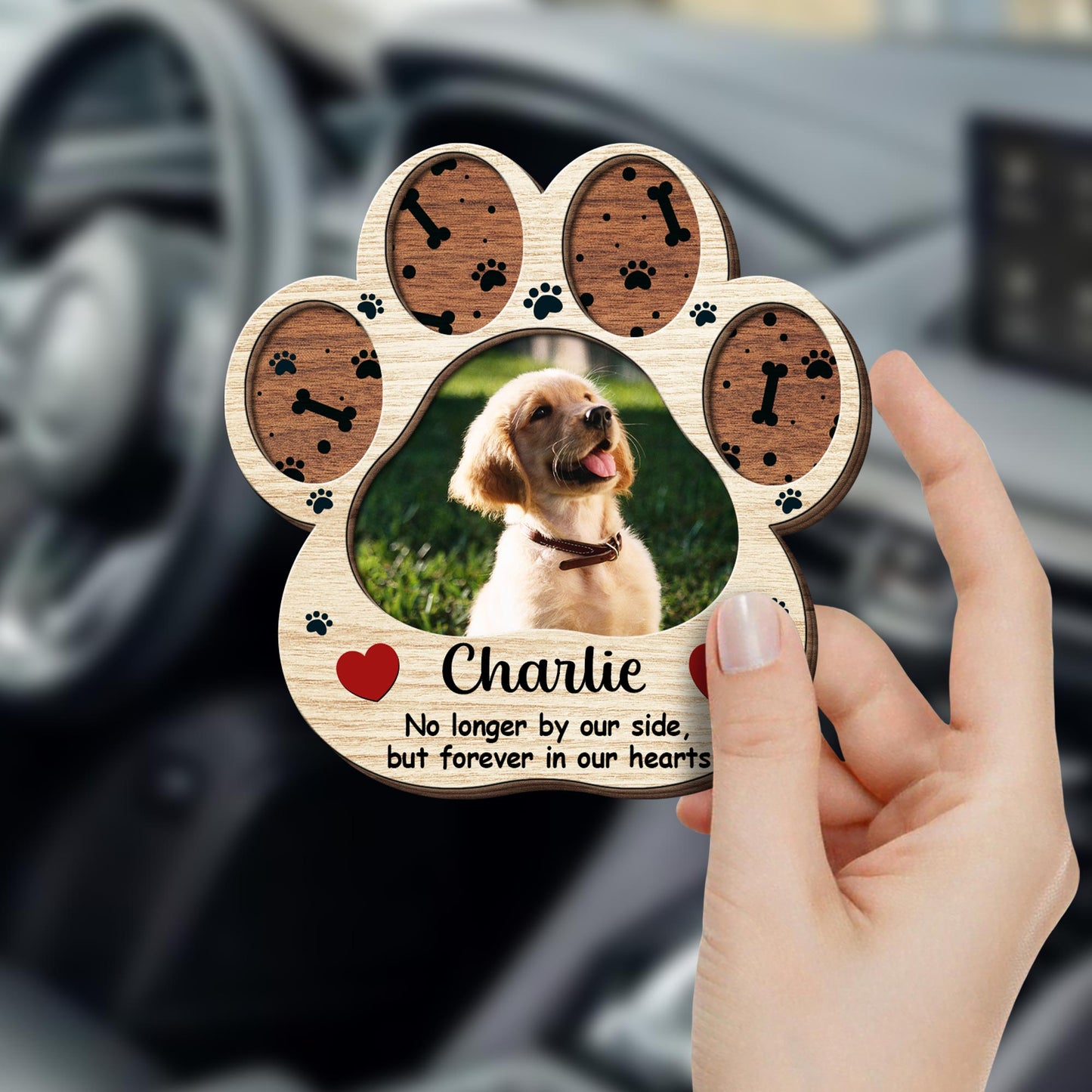 Plus à nos côtés, mais pour toujours dans nos cœurs, empreintes de pattes et chien - Clip de pare-soleil de voiture personnalisé - PME035_VIS