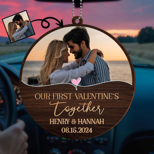 Nuestro primer San Valentín juntos, diseño de corazón - Adorno de madera personalizado, adorno para coche - CPL336_WCA