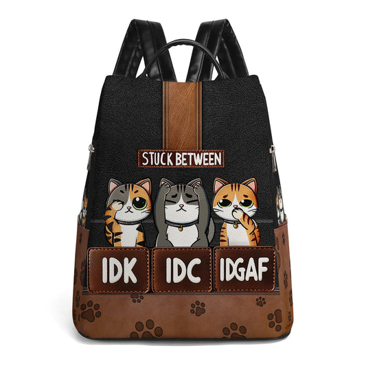 Atrapado entre IDK, IDC e IDGAF - Mochila de cuero personalizada - BP_CAT04