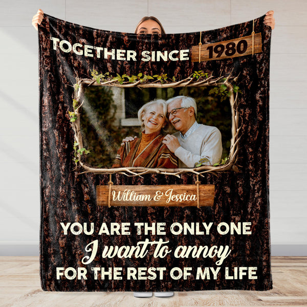 Lifelong Annoyance and Love Woven in Elderly Couple Design