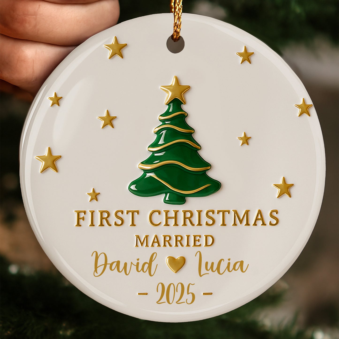 Primera Navidad de casados ​​con árbol de Navidad y estrellas - Adorno de cerámica personalizado con forma redonda - CPL492_RCE