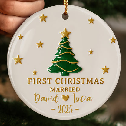 Primera Navidad de casados ​​con árbol de Navidad y estrellas - Adorno de cerámica personalizado con forma redonda - CPL492_RCE