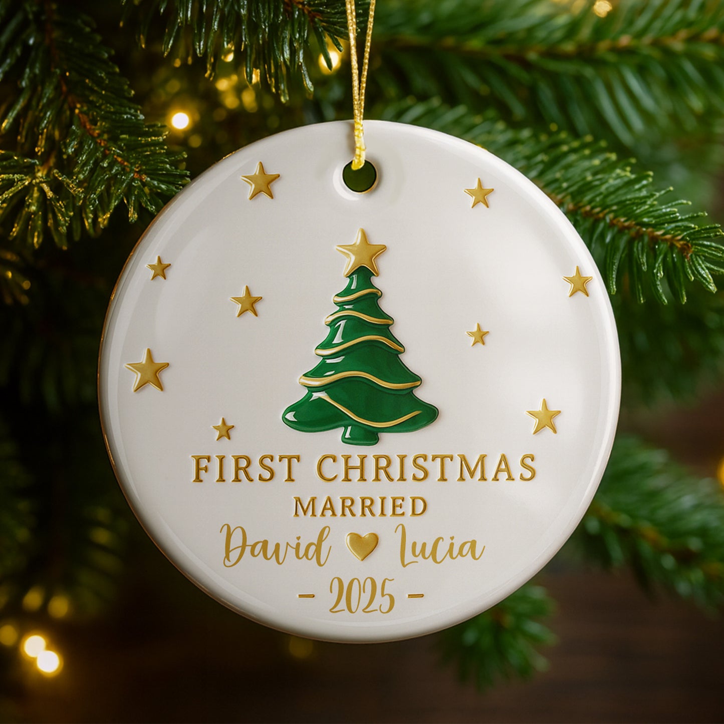 Primera Navidad de casados ​​con árbol de Navidad y estrellas - Adorno de cerámica personalizado con forma redonda - CPL492_RCE