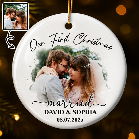 Nuestra primera Navidad de casados, pareja de novios - Adorno de cerámica personalizado con forma redonda - CPL540_RCE