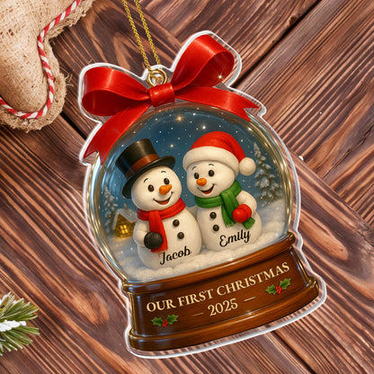 Notre premier Noël avec de joyeux bonhommes de neige dans une boule à neige – Décoration acrylique personnalisée, cadeau de Noël – CPL552_ACO