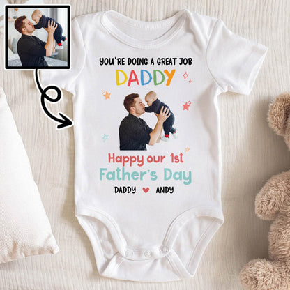 Tu fais un excellent travail papa, bonne fête des pères, étoiles, père et bébé - Body bébé personnalisé - DAD029_ONES