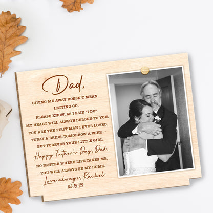 Papa ! Me donner ne signifie pas me laisser partir ! - Plaque en bois personnalisée à 2 couches avec base plate - DAD227_WPLA