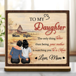 Para mi hija, lo único mejor que ser tu madre. Dos mujeres sentadas y un paisaje rústico de granja. Placa de madera personalizada de dos capas con base plana. DAU127_WPLA
