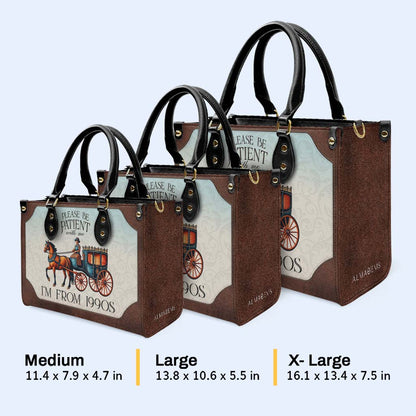 Soyez patient avec moi, je viens des années 1900 - Sac à main en cuir personnalisé - DG020_HB