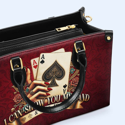 Puedo mostrarte mi mano y aún así ganar - Bolso de cuero personalizado - DG043_HB