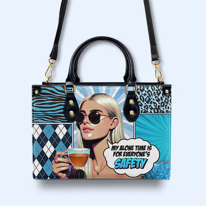 Mi tiempo a solas es para la seguridad de todos - Bolso de mano de cuero personalizado - DG076_HB