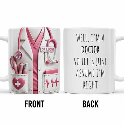 Eh bien, je suis médecin, alors supposons que j'ai raison, blouse de laboratoire et outils médicaux du médecin - Tasse à café personnalisée - DOC008_MG