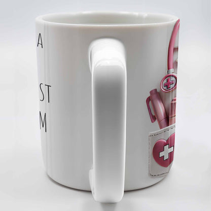 Eh bien, je suis médecin, alors supposons que j'ai raison, blouse de laboratoire et outils médicaux du médecin - Tasse à café personnalisée - DOC008_MG
