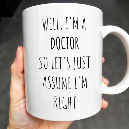 Eh bien, je suis médecin, alors supposons que j'ai raison, blouse de laboratoire et outils médicaux du médecin - Tasse à café personnalisée - DOC008_MG