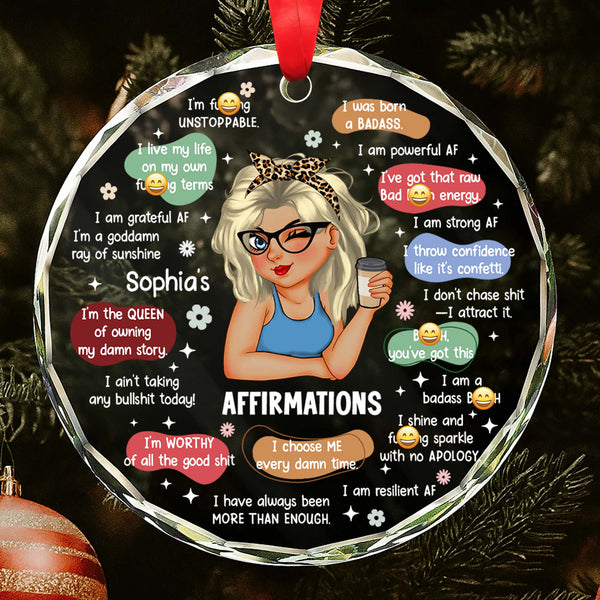 Afirmaciones para cada día, Mujer independiente con café - Adorno circular de cristal personalizado - DTG046_CGOR 