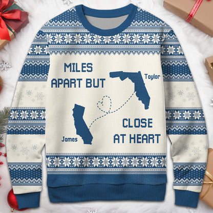 Pull « À des kilomètres de distance, mais proches au cœur » avec les contours des États américains - Sweat-shirt moche personnalisé, pull unisexe en laine - FAM105_TWS