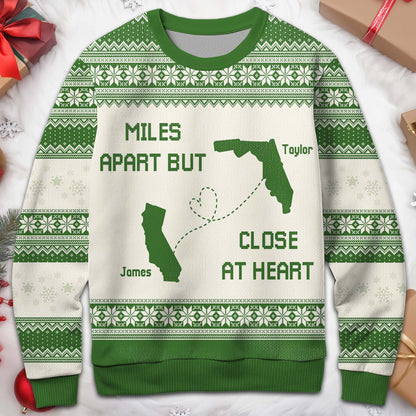 Pull « À des kilomètres de distance, mais proches au cœur » avec les contours des États américains - Sweat-shirt moche personnalisé, pull unisexe en laine - FAM105_TWS
