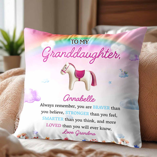 Mensaje inspirador "Más valiente, más fuerte, más inteligente, más amado" con caballo y flores - Almohada personalizada, relleno incluido - GDT214_PLW