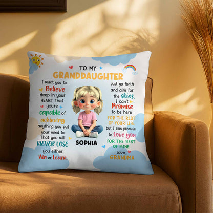 À ma petite-fille, crois en ton cœur, fille avec des cœurs et un arc-en-ciel - Coussin personnalisé, insert inclus - GDT370_PLW