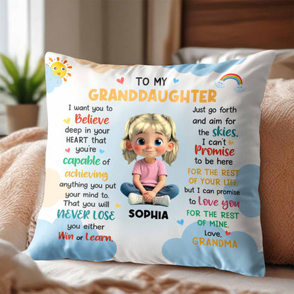 À ma petite-fille, crois en ton cœur, fille avec des cœurs et un arc-en-ciel - Coussin personnalisé, insert inclus - GDT370_PLW