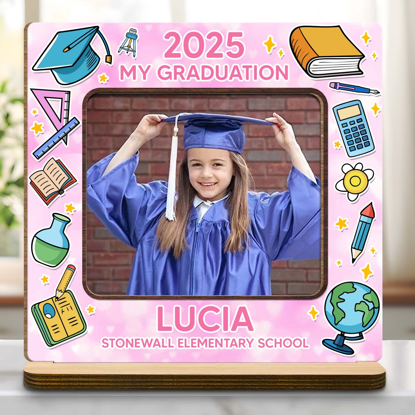 2025 Ma remise de diplôme, toque et livres - Plaque en bois personnalisée à 2 couches avec base plate - GRAD012_WPLA
