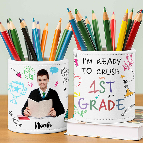 Organiseur personnalisé avec livre, trophée, ampoule - Pot à stylos personnalisé - GRK049_PENH