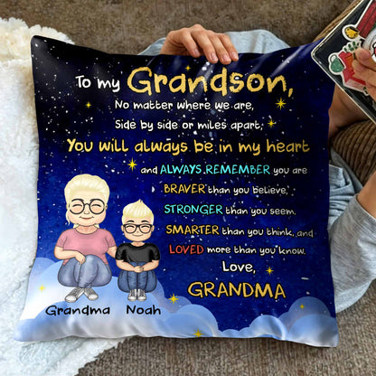 Para mi nieto, sin importar dónde estemos, uno al lado del otro o a kilómetros de distancia, personajes de dibujos animados - Almohada personalizada, relleno incluido - GSN036_PLW