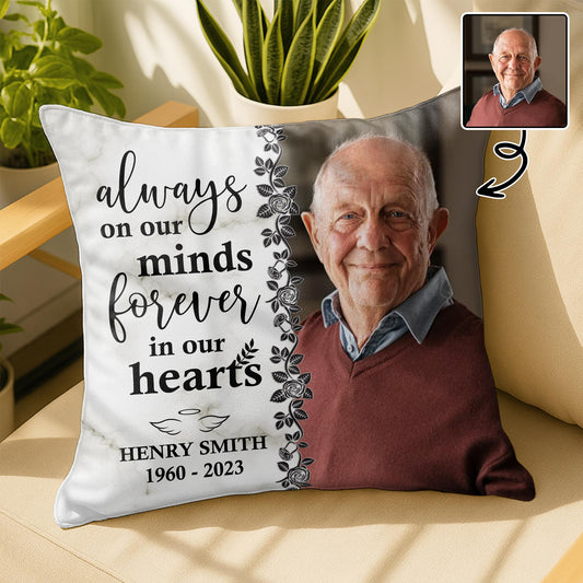 Siempre presente en nuestra mente, por siempre presente en nuestro corazón con rosas y hojas - Almohada personalizada con relleno incluido - HME113_PLW