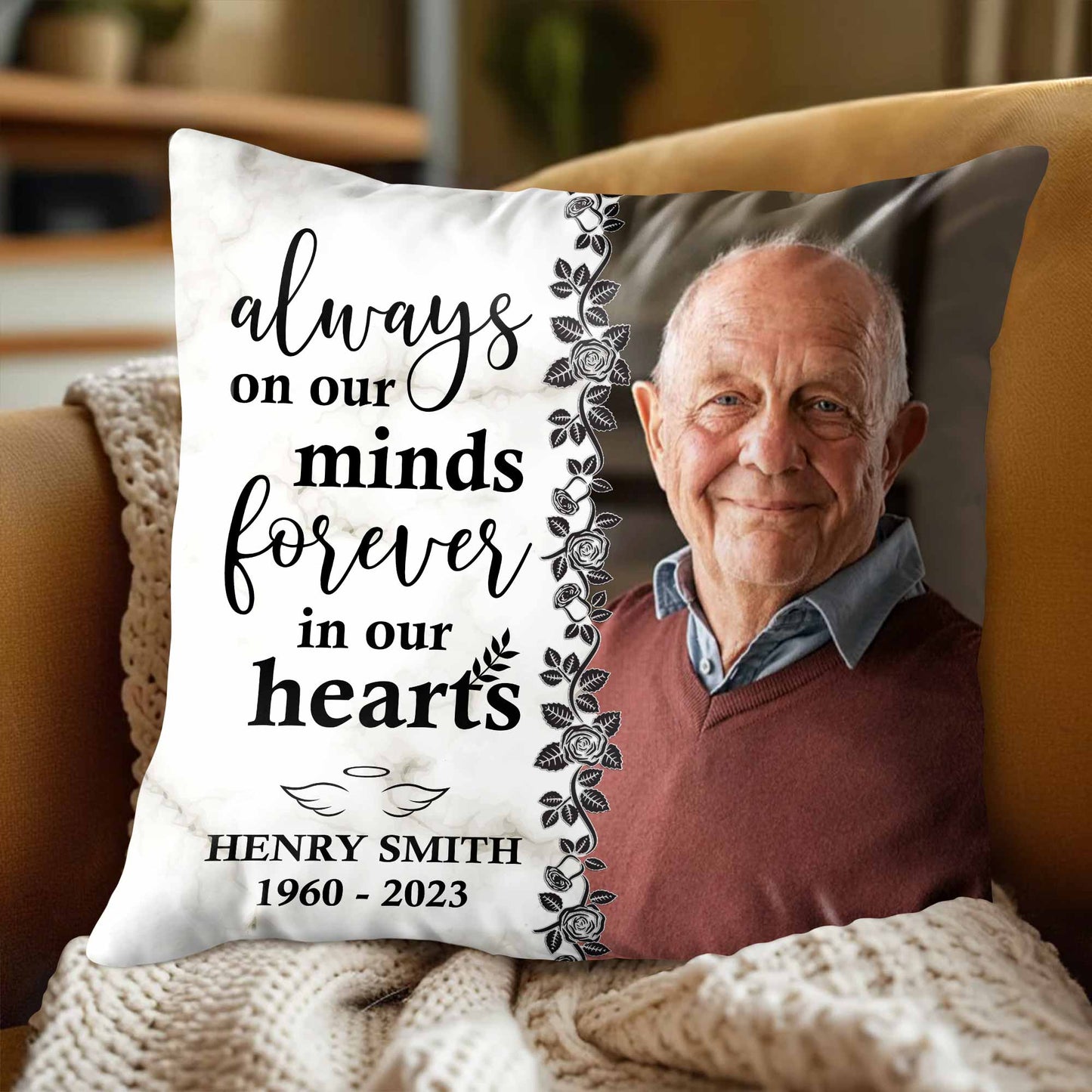 Siempre presente en nuestra mente, por siempre presente en nuestro corazón con rosas y hojas - Almohada personalizada con relleno incluido - HME113_PLW