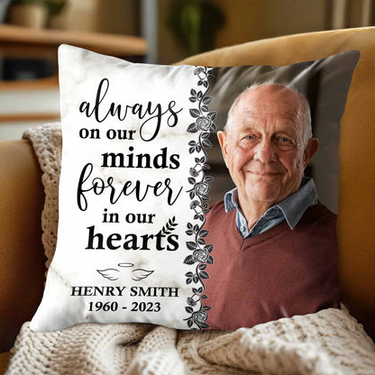 Siempre presente en nuestra mente, por siempre presente en nuestro corazón con rosas y hojas - Almohada personalizada con relleno incluido - HME113_PLW