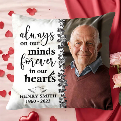 Siempre presente en nuestra mente, por siempre presente en nuestro corazón con rosas y hojas - Almohada personalizada con relleno incluido - HME113_PLW