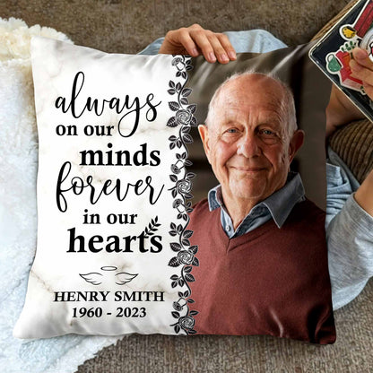 Siempre presente en nuestra mente, por siempre presente en nuestro corazón con rosas y hojas - Almohada personalizada con relleno incluido - HME113_PLW