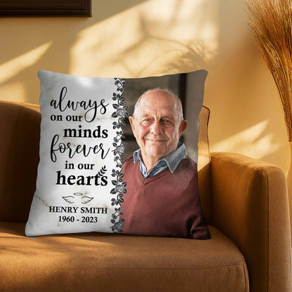 Siempre presente en nuestra mente, por siempre presente en nuestro corazón con rosas y hojas - Almohada personalizada con relleno incluido - HME113_PLW