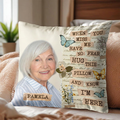 Quand je te manque, n'aie pas peur, serre cet oreiller dans tes bras, Papillons et fleurs - Oreiller personnalisé, insert inclus - HME169_PLW