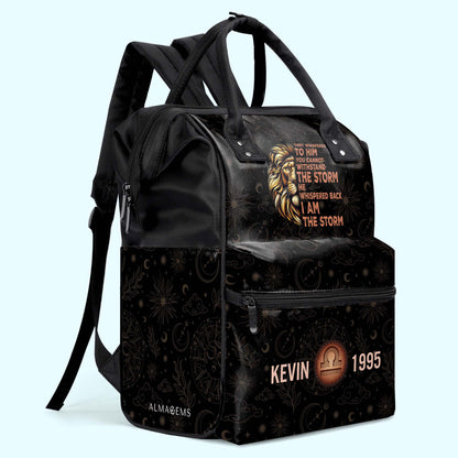 Le susurraron: "No puedes soportar la tormenta". Él susurró: "Yo soy la tormenta". Mochila de viaje personalizada con pico de pato. HS053_DKB