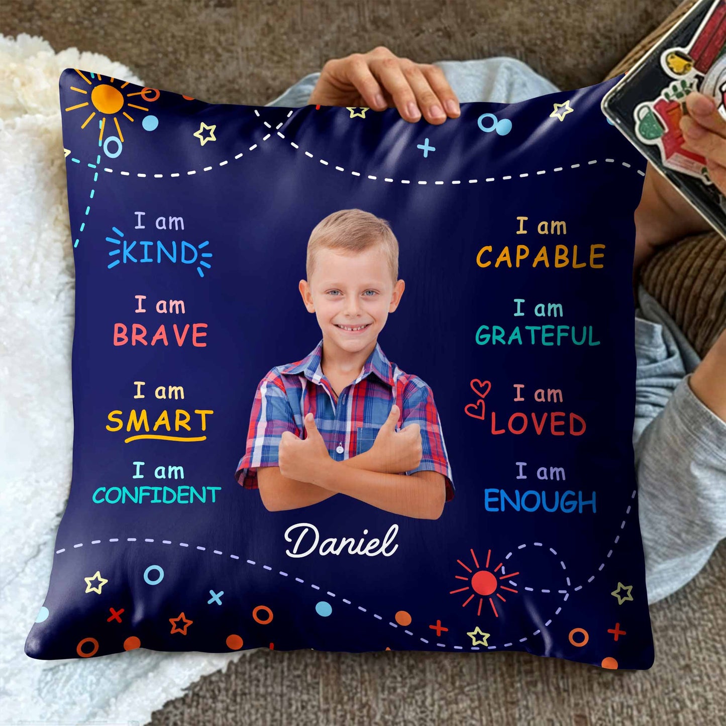 Almohada "Soy Amable, Valiente e Inteligente" con Sol y Estrellas - Almohada Personalizada, Incluye Relleno - KID028_PLW