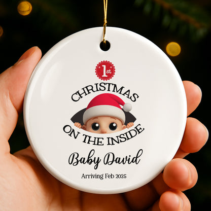 Navidad en el interior, Bebé con gorro de Papá Noel - Adorno de cerámica personalizado con forma redonda - KID217_RCE