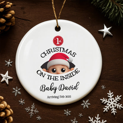 Navidad en el interior, Bebé con gorro de Papá Noel - Adorno de cerámica personalizado con forma redonda - KID217_RCE