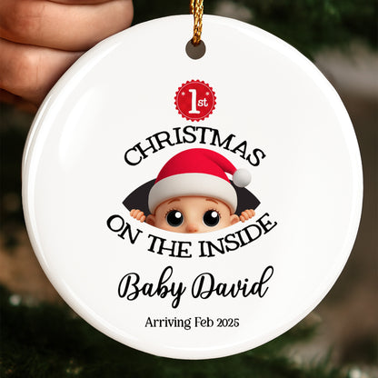 Navidad en el interior, Bebé con gorro de Papá Noel - Adorno de cerámica personalizado con forma redonda - KID217_RCE