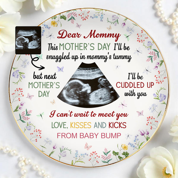 Querida mami, te amo con besos y pataditas desde la barriguita - Plato de joyería personalizado, plato de cerámica, forma redonda - MOM056_RCRF