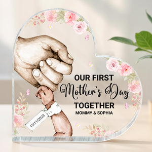 Nuestro primer Día de la Madre juntas, de la mano y con flores - Placa acrílica personalizada en forma de corazón - MOM064_HAP