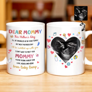 Querida mamá, este Día de la Madre me acurrucaré en tu barriguita, imagen de ultrasonido y corazones - Taza de café personalizada - MOM064_MG